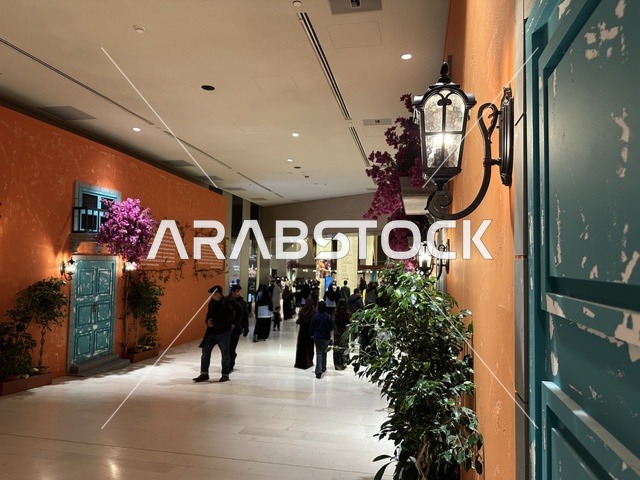 طابع معماري أوروبي في فعالية شارع أسبانيا في  مركز الملك عبدالعزيز الثقافي العالمي "إثراء" بمدينة الظهران في المنطقة الشرقية، المملكة العربية السعودية، يوم 11 من أكتوبر 2025، تجربة ثقافية وترفيهية ، عروض موسيقية وفنية حية، رقصات فلامنكو وفعاليات تفاعلية، مطاعم ومقاهي بطابع اسباني،  أنشطة مناسبة العائلات والأطفال، أجواء احتفالية نابضة بالحياة.