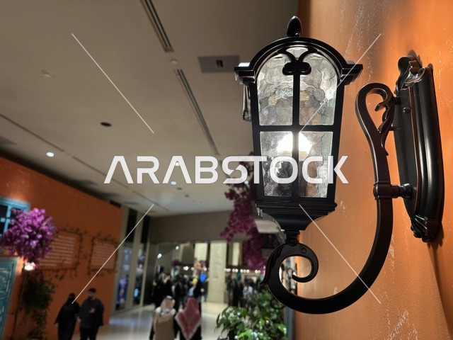 طابع معماري أوروبي في فعالية شارع أسبانيا في  مركز الملك عبدالعزيز الثقافي العالمي "إثراء" بمدينة الظهران في المنطقة الشرقية، المملكة العربية السعودية، يوم 11 من أكتوبر 2025، تجربة ثقافية وترفيهية ، عروض موسيقية وفنية حية، رقصات فلامنكو وفعاليات تفاعلية، مطاعم ومقاهي بطابع اسباني،  أنشطة مناسبة العائلات والأطفال، أجواء احتفالية نابضة بالحياة.