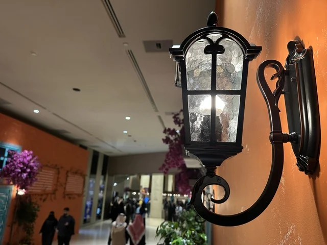 طابع معماري أوروبي في فعالية شارع أسبانيا في  مركز الملك عبدالعزيز الثقافي العالمي "إثراء" بمدينة الظهران في المنطقة الشرقية، المملكة العربية السعودية، يوم 11 من أكتوبر 2025، تجربة ثقافية وترفيهية ، عروض موسيقية وفنية حية، رقصات فلامنكو وفعاليات تفاعلية، مطاعم ومقاهي بطابع اسباني،  أنشطة مناسبة العائلات والأطفال، أجواء احتفالية نابضة بالحياة.