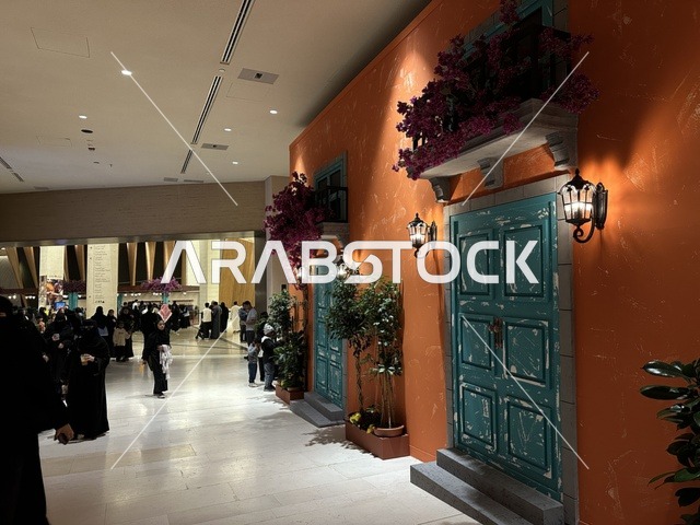 طابع معماري أوروبي في فعالية شارع أسبانيا في  مركز الملك عبدالعزيز الثقافي العالمي "إثراء" بمدينة الظهران في المنطقة الشرقية، المملكة العربية السعودية، يوم 11 من أكتوبر 2025، تجربة ثقافية وترفيهية ، عروض موسيقية وفنية حية، رقصات فلامنكو وفعاليات تفاعلية، مطاعم ومقاهي بطابع اسباني،  أنشطة مناسبة العائلات والأطفال، أجواء احتفالية نابضة بالحياة.