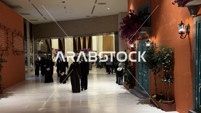 طابع معماري أوروبي في فعالية شارع أسبانيا في  مركز الملك عبدالعزيز الثقافي العالمي "إثراء" بمدينة الظهران في المنطقة الشرقية، المملكة العربية السعودية، يوم 11 من أكتوبر 2025، تجربة ثقافية وترفيهية ، عروض موسيقية وفنية حية، رقصات فلامنكو وفعاليات تفاعلية، مطاعم ومقاهي بطابع اسباني،  أنشطة مناسبة العائلات والأطفال، أجواء احتفالية نابضة بالحياة.