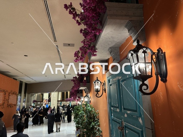 ديكور معماري اوروبي في فعالية شارع أسبانيا في مركز الملك عبدالعزيز الثقافي العالمي "إثراء" بمدينة الظهران في المنطقة الشرقية، المملكة العربية السعودية، يوم 11 من أكتوبر 2025، تجربة ثقافية وترفيهية ، عروض موسيقية وفنية حية، رقصات فلامنكو وفعاليات تفاعلية، مطاعم ومقاهي بطابع اسباني، أنشطة مناسبة العائلات والأطفال، أجواء احتفالية نابضة بالحياة.