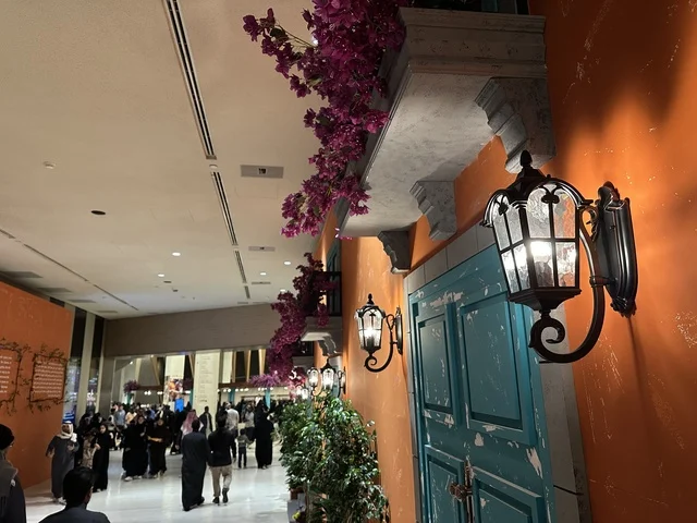 ديكور معماري اوروبي في فعالية شارع أسبانيا في مركز الملك عبدالعزيز الثقافي العالمي "إثراء" بمدينة الظهران في المنطقة الشرقية، المملكة العربية السعودية، يوم 11 من أكتوبر 2025، تجربة ثقافية وترفيهية ، عروض موسيقية وفنية حية، رقصات فلامنكو وفعاليات تفاعلية، مطاعم ومقاهي بطابع اسباني، أنشطة مناسبة العائلات والأطفال، أجواء احتفالية نابضة بالحياة.