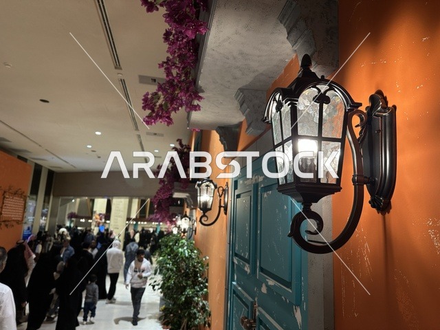 ديكور معماري اوروبي في فعالية شارع أسبانيا في مركز الملك عبدالعزيز الثقافي العالمي "إثراء" بمدينة الظهران في المنطقة الشرقية، المملكة العربية السعودية، يوم 11 من أكتوبر 2025، تجربة ثقافية وترفيهية ، عروض موسيقية وفنية حية، رقصات فلامنكو وفعاليات تفاعلية، مطاعم ومقاهي بطابع اسباني، أنشطة مناسبة العائلات والأطفال، أجواء احتفالية نابضة بالحياة.