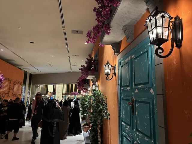 ديكور معماري اوروبي في فعالية شارع أسبانيا في مركز الملك عبدالعزيز الثقافي العالمي "إثراء" بمدينة الظهران في المنطقة الشرقية، المملكة العربية السعودية، يوم 11 من أكتوبر 2025، تجربة ثقافية وترفيهية ، عروض موسيقية وفنية حية، رقصات فلامنكو وفعاليات تفاعلية، مطاعم ومقاهي بطابع اسباني، أنشطة مناسبة العائلات والأطفال، أجواء احتفالية نابضة بالحياة.