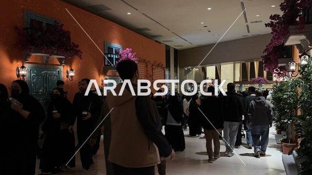 ديكور معماري اوروبي في فعالية شارع أسبانيا في مركز الملك عبدالعزيز الثقافي العالمي "إثراء" بمدينة الظهران في المنطقة الشرقية، المملكة العربية السعودية، يوم 11 من أكتوبر 2025، تجربة ثقافية وترفيهية ، عروض موسيقية وفنية حية، رقصات فلامنكو وفعاليات تفاعلية، مطاعم ومقاهي بطابع اسباني، أنشطة مناسبة العائلات والأطفال، أجواء احتفالية نابضة بالحياة.