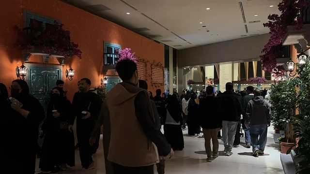 ديكور معماري اوروبي في فعالية شارع أسبانيا في مركز الملك عبدالعزيز الثقافي العالمي "إثراء" بمدينة الظهران في المنطقة الشرقية، المملكة العربية السعودية، يوم 11 من أكتوبر 2025، تجربة ثقافية وترفيهية ، عروض موسيقية وفنية حية، رقصات فلامنكو وفعاليات تفاعلية، مطاعم ومقاهي بطابع اسباني، أنشطة مناسبة العائلات والأطفال، أجواء احتفالية نابضة بالحياة.