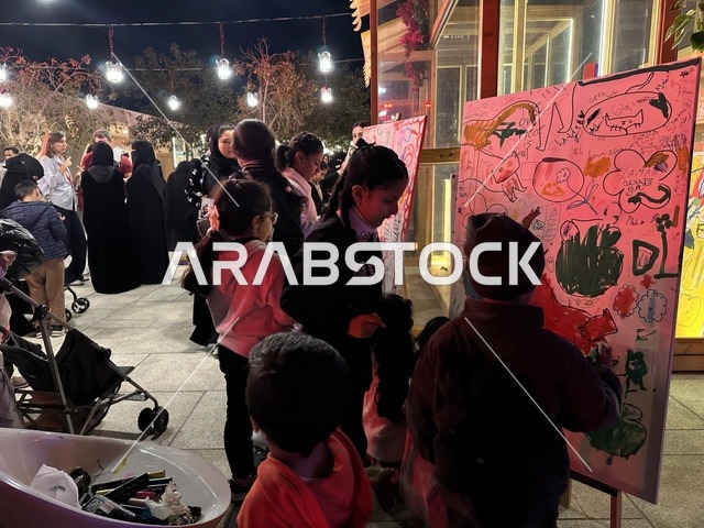 أنشطة تفاعلية للعائلات والأطفال  في فعالية شارع أسبانيا في  مركز الملك عبدالعزيز الثقافي العالمي "إثراء" بمدينة الظهران في المنطقة الشرقية، المملكة العربية السعودية، يوم 11 من أكتوبر 2025، تجربة ثقافية وترفيهية ، عروض موسيقية وفنية حية، رقصات فلامنكو ،  مطاعم ومقاهي بطابع اسباني، أجواء احتفالية نابضة بالحياة.