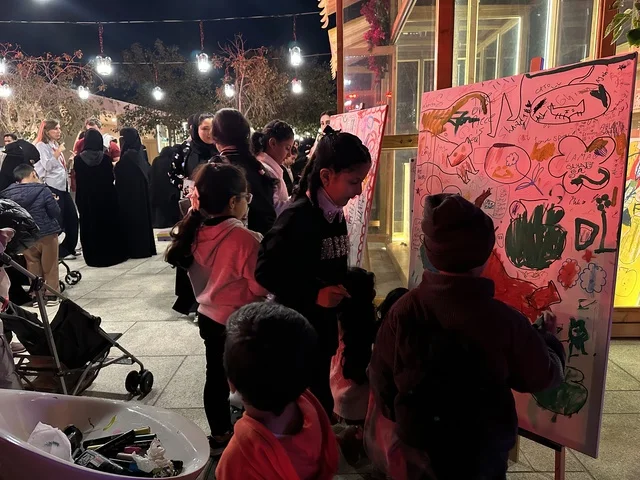 أنشطة تفاعلية للعائلات والأطفال  في فعالية شارع أسبانيا في  مركز الملك عبدالعزيز الثقافي العالمي "إثراء" بمدينة الظهران في المنطقة الشرقية، المملكة العربية السعودية، يوم 11 من أكتوبر 2025، تجربة ثقافية وترفيهية ، عروض موسيقية وفنية حية، رقصات فلامنكو ،  مطاعم ومقاهي بطابع اسباني، أجواء احتفالية نابضة بالحياة.