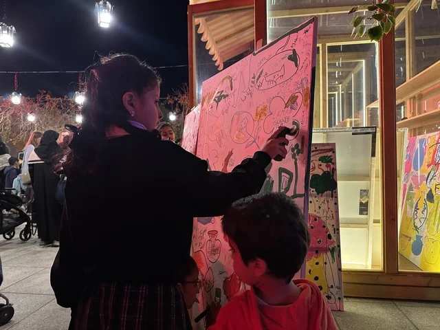 أنشطة تفاعلية للعائلات والأطفال  في فعالية شارع أسبانيا في  مركز الملك عبدالعزيز الثقافي العالمي "إثراء" بمدينة الظهران في المنطقة الشرقية، المملكة العربية السعودية، يوم 11 من أكتوبر 2025، تجربة ثقافية وترفيهية ، عروض موسيقية وفنية حية، رقصات فلامنكو ،  مطاعم ومقاهي بطابع اسباني، أجواء احتفالية نابضة بالحياة.