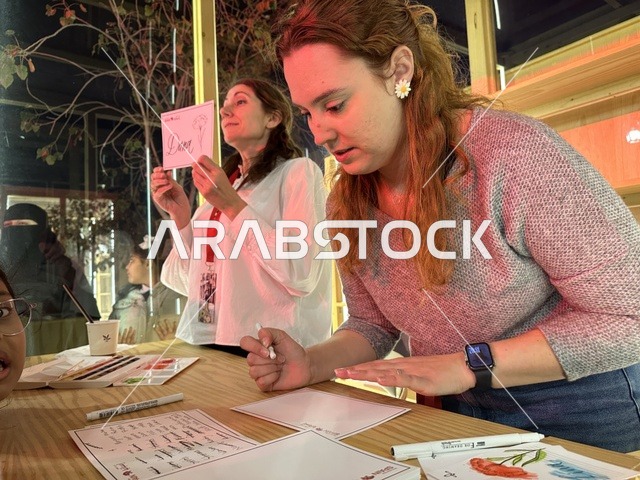 أنشطة تفاعلية للعائلات والأطفال  في فعالية شارع أسبانيا في  مركز الملك عبدالعزيز الثقافي العالمي "إثراء" بمدينة الظهران في المنطقة الشرقية، المملكة العربية السعودية، يوم 11 من أكتوبر 2025، تجربة ثقافية وترفيهية ، عروض موسيقية وفنية حية، رقصات فلامنكو ،  مطاعم ومقاهي بطابع اسباني، أجواء احتفالية نابضة بالحياة.