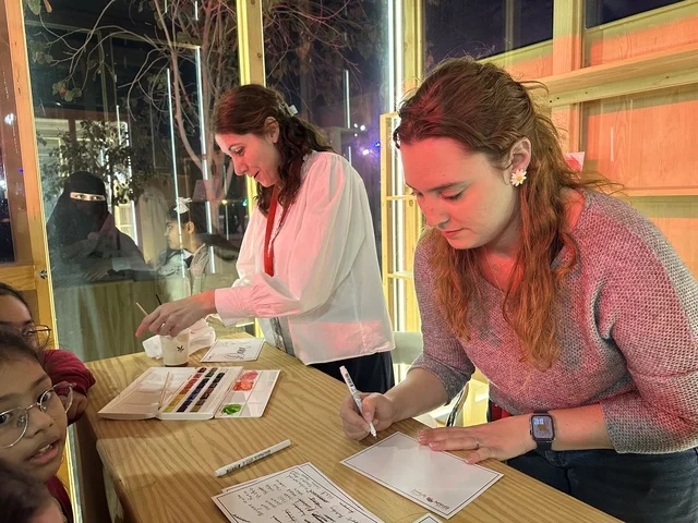 أنشطة تفاعلية للعائلات والأطفال  في فعالية شارع أسبانيا في  مركز الملك عبدالعزيز الثقافي العالمي "إثراء" بمدينة الظهران في المنطقة الشرقية، المملكة العربية السعودية، يوم 11 من أكتوبر 2025، تجربة ثقافية وترفيهية ، عروض موسيقية وفنية حية، رقصات فلامنكو ،  مطاعم ومقاهي بطابع اسباني، أجواء احتفالية نابضة بالحياة.