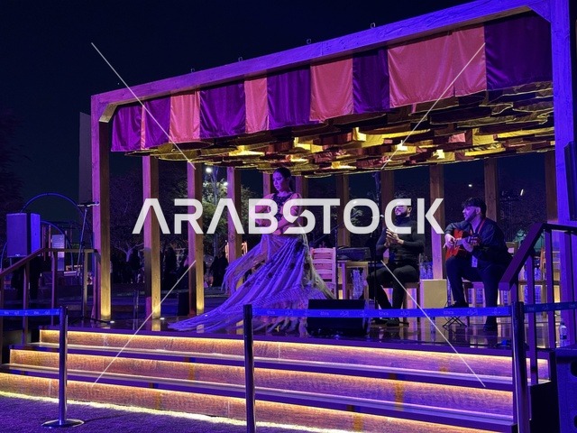 عرض موسيقي ورقص شعبي في فعالية شارع أسبانيا في مركز الملك عبدالعزيز الثقافي العالمي "إثراء" بمدينة الظهران في المنطقة الشرقية، المملكة العربية السعودية، يوم 11 من أكتوبر 2025، تجربة ثقافية وترفيهية ، رقصات فلامنكو وفعاليات تفاعلية، مطاعم ومقاهي بطابع اسباني، أنشطة مناسبة العائلات والأطفال، أجواء احتفالية نابضة بالحياة.