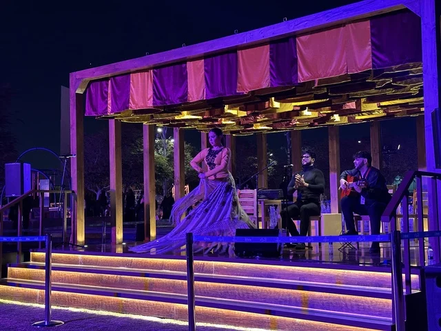 عرض موسيقي ورقص شعبي في فعالية شارع أسبانيا في مركز الملك عبدالعزيز الثقافي العالمي "إثراء" بمدينة الظهران في المنطقة الشرقية، المملكة العربية السعودية، يوم 11 من أكتوبر 2025، تجربة ثقافية وترفيهية ، رقصات فلامنكو وفعاليات تفاعلية، مطاعم ومقاهي بطابع اسباني، أنشطة مناسبة العائلات والأطفال، أجواء احتفالية نابضة بالحياة.