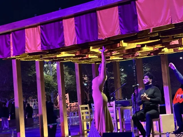 عرض موسيقي ورقص شعبي في فعالية شارع أسبانيا في مركز الملك عبدالعزيز الثقافي العالمي "إثراء" بمدينة الظهران في المنطقة الشرقية، المملكة العربية السعودية، يوم 11 من أكتوبر 2025، تجربة ثقافية وترفيهية ، رقصات فلامنكو وفعاليات تفاعلية، مطاعم ومقاهي بطابع اسباني، أنشطة مناسبة العائلات والأطفال، أجواء احتفالية نابضة بالحياة.