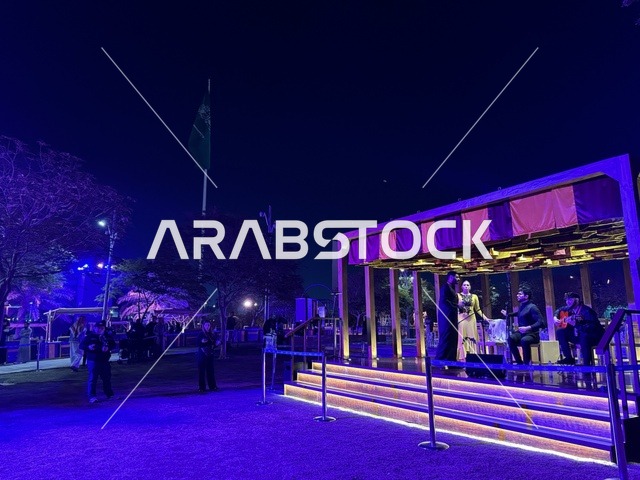 عرض موسيقي ورقص شعبي في فعالية شارع أسبانيا في مركز الملك عبدالعزيز الثقافي العالمي "إثراء" بمدينة الظهران في المنطقة الشرقية، المملكة العربية السعودية، يوم 11 من أكتوبر 2025، تجربة ثقافية وترفيهية ، رقصات فلامنكو وفعاليات تفاعلية، مطاعم ومقاهي بطابع اسباني، أنشطة مناسبة العائلات والأطفال، أجواء احتفالية نابضة بالحياة.