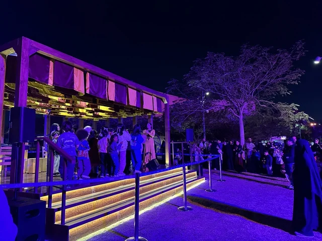 تفاعل الاولاد مع فنان يقدم عرض موسيقي في فعالية شارع أسبانيا في مركز الملك عبدالعزيز الثقافي العالمي "إثراء" بمدينة الظهران في المنطقة الشرقية، المملكة العربية السعودية، يوم 11 من أكتوبر 2025، تجربة ثقافية وترفيهية ، رقصات فلامنكو وفعاليات تفاعلية، مطاعم ومقاهي بطابع اسباني، أنشطة مناسبة العائلات والأطفال، أجواء احتفالية نابضة بالحياة.