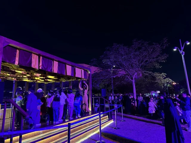 عرض موسيقي تفاعلي في فعالية شارع أسبانيا في مركز الملك عبدالعزيز الثقافي العالمي "إثراء" بمدينة الظهران في المنطقة الشرقية، المملكة العربية السعودية، يوم 11 من أكتوبر 2025، تجربة ثقافية وترفيهية ، رقصات فلامنكو وفعاليات تفاعلية، مطاعم ومقاهي بطابع اسباني، أنشطة مناسبة العائلات والأطفال، أجواء احتفالية نابضة بالحياة.