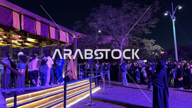 عرض موسيقي تفاعلي في فعالية شارع أسبانيا في مركز الملك عبدالعزيز الثقافي العالمي "إثراء" بمدينة الظهران في المنطقة الشرقية، المملكة العربية السعودية، يوم 11 من أكتوبر 2025، تجربة ثقافية وترفيهية ، رقصات فلامنكو وفعاليات تفاعلية، مطاعم ومقاهي بطابع اسباني، أنشطة مناسبة العائلات والأطفال، أجواء احتفالية نابضة بالحياة.