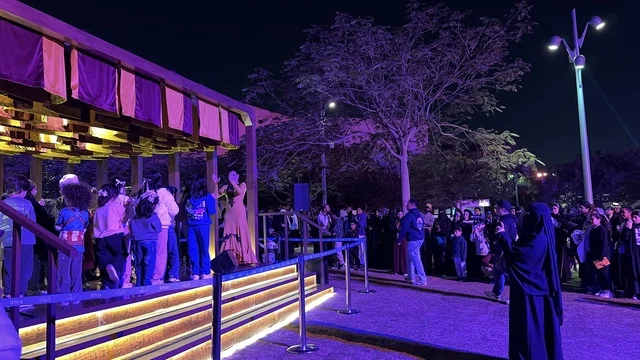 عرض موسيقي تفاعلي في فعالية شارع أسبانيا في مركز الملك عبدالعزيز الثقافي العالمي "إثراء" بمدينة الظهران في المنطقة الشرقية، المملكة العربية السعودية، يوم 11 من أكتوبر 2025، تجربة ثقافية وترفيهية ، رقصات فلامنكو وفعاليات تفاعلية، مطاعم ومقاهي بطابع اسباني، أنشطة مناسبة العائلات والأطفال، أجواء احتفالية نابضة بالحياة.