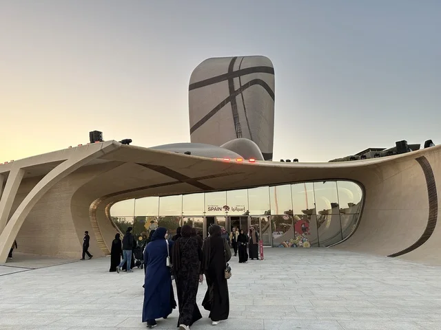 مدخل  فعالية شارع أسبانيا في مركز الملك عبدالعزيز الثقافي العالمي "إثراء" بمدينة الظهران في المنطقة الشرقية، المملكة العربية السعودية، يوم 11 من أكتوبر 2025، تجربة ثقافية وترفيهية ، رقصات فلامنكو وفعاليات تفاعلية، مطاعم ومقاهي بطابع اسباني، أنشطة مناسبة العائلات والأطفال، أجواء احتفالية نابضة بالحياة.