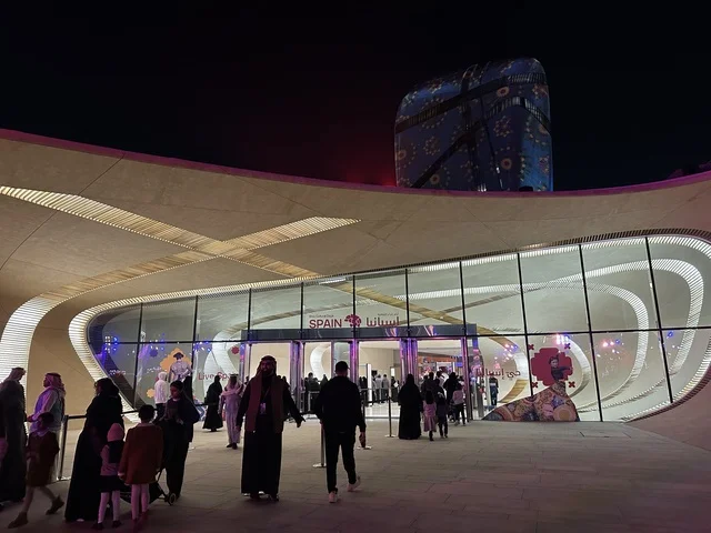 مدخل  فعالية شارع أسبانيا في مركز الملك عبدالعزيز الثقافي العالمي "إثراء" بمدينة الظهران في المنطقة الشرقية، المملكة العربية السعودية، يوم 11 من أكتوبر 2025، تجربة ثقافية وترفيهية ، رقصات فلامنكو وفعاليات تفاعلية، مطاعم ومقاهي بطابع اسباني، أنشطة مناسبة العائلات والأطفال، أجواء احتفالية نابضة بالحياة.