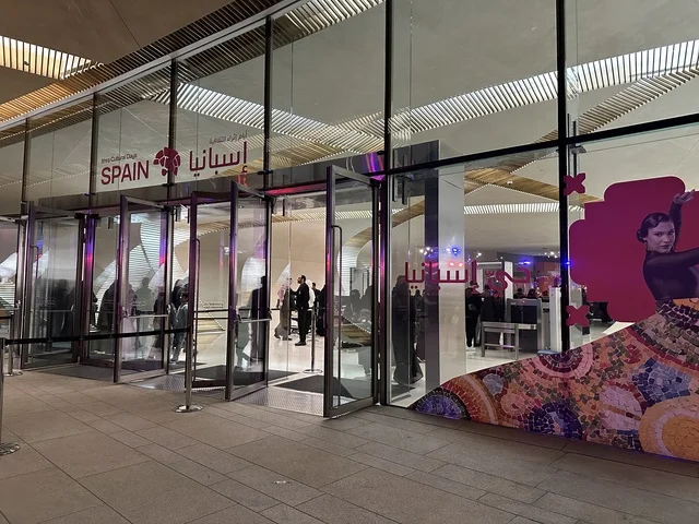 مدخل  فعالية شارع أسبانيا في مركز الملك عبدالعزيز الثقافي العالمي "إثراء" بمدينة الظهران في المنطقة الشرقية، المملكة العربية السعودية، يوم 11 من أكتوبر 2025، تجربة ثقافية وترفيهية ، رقصات فلامنكو وفعاليات تفاعلية، مطاعم ومقاهي بطابع اسباني، أنشطة مناسبة العائلات والأطفال، أجواء احتفالية نابضة بالحياة.