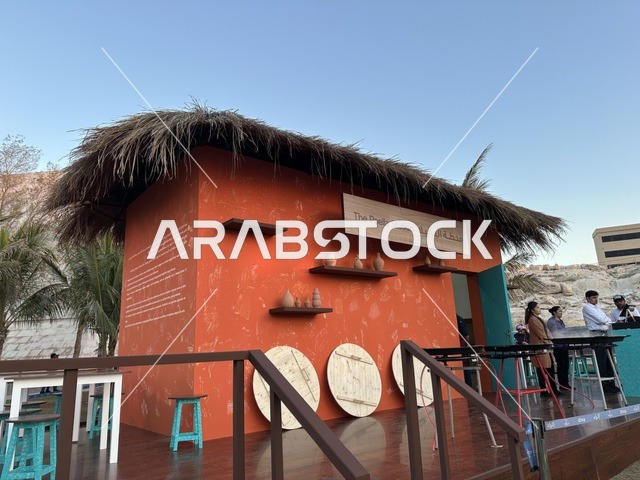 مطعم بطابع اسباني في فعالية شارع أسبانيا في مركز الملك عبدالعزيز الثقافي العالمي "إثراء" بمدينة الظهران في المنطقة الشرقية، المملكة العربية السعودية، يوم 11 من أكتوبر 2025، تجربة ثقافية وترفيهية ، رقصات فلامنكو وفعاليات تفاعلية، أنشطة مناسبة العائلات والأطفال، أجواء احتفالية نابضة بالحياة.