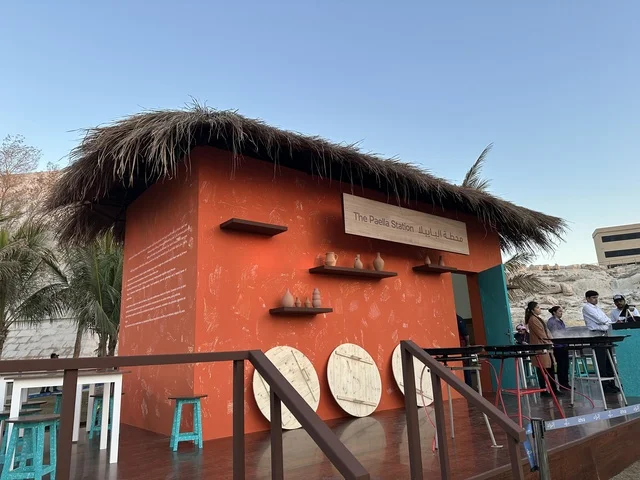 مطعم بطابع اسباني في فعالية شارع أسبانيا في مركز الملك عبدالعزيز الثقافي العالمي "إثراء" بمدينة الظهران في المنطقة الشرقية، المملكة العربية السعودية، يوم 11 من أكتوبر 2025، تجربة ثقافية وترفيهية ، رقصات فلامنكو وفعاليات تفاعلية، أنشطة مناسبة العائلات والأطفال، أجواء احتفالية نابضة بالحياة.