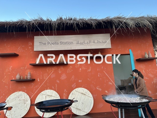 مطعم بطابع اسباني في فعالية شارع أسبانيا في مركز الملك عبدالعزيز الثقافي العالمي "إثراء" بمدينة الظهران في المنطقة الشرقية، المملكة العربية السعودية، يوم 11 من أكتوبر 2025، تجربة ثقافية وترفيهية ، رقصات فلامنكو وفعاليات تفاعلية، أنشطة مناسبة العائلات والأطفال، أجواء احتفالية نابضة بالحياة.