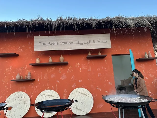 مطعم بطابع اسباني في فعالية شارع أسبانيا في مركز الملك عبدالعزيز الثقافي العالمي "إثراء" بمدينة الظهران في المنطقة الشرقية، المملكة العربية السعودية، يوم 11 من أكتوبر 2025، تجربة ثقافية وترفيهية ، رقصات فلامنكو وفعاليات تفاعلية، أنشطة مناسبة العائلات والأطفال، أجواء احتفالية نابضة بالحياة.