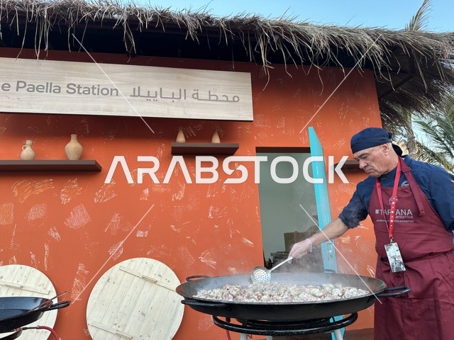 مطعم بطابع اسباني في فعالية شارع أسبانيا في مركز الملك عبدالعزيز الثقافي العالمي "إثراء" بمدينة الظهران في المنطقة الشرقية، المملكة العربية السعودية، يوم 11 من أكتوبر 2025، تجربة ثقافية وترفيهية ، رقصات فلامنكو وفعاليات تفاعلية، أنشطة مناسبة العائلات والأطفال، أجواء احتفالية نابضة بالحياة.