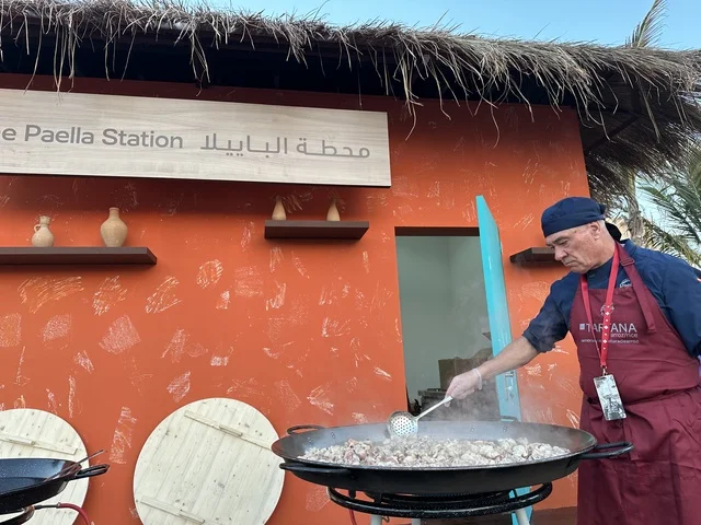 مطعم بطابع اسباني في فعالية شارع أسبانيا في مركز الملك عبدالعزيز الثقافي العالمي "إثراء" بمدينة الظهران في المنطقة الشرقية، المملكة العربية السعودية، يوم 11 من أكتوبر 2025، تجربة ثقافية وترفيهية ، رقصات فلامنكو وفعاليات تفاعلية، أنشطة مناسبة العائلات والأطفال، أجواء احتفالية نابضة بالحياة.