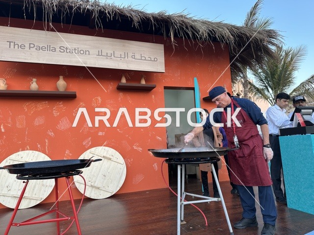 مطعم بطابع اسباني في فعالية شارع أسبانيا في مركز الملك عبدالعزيز الثقافي العالمي "إثراء" بمدينة الظهران في المنطقة الشرقية، المملكة العربية السعودية، يوم 11 من أكتوبر 2025، تجربة ثقافية وترفيهية ، رقصات فلامنكو وفعاليات تفاعلية، أنشطة مناسبة العائلات والأطفال، أجواء احتفالية نابضة بالحياة.