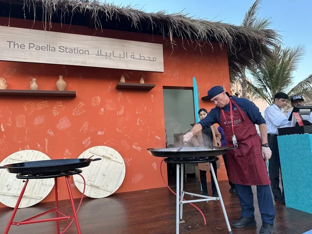 مطعم بطابع اسباني في فعالية شارع أسبانيا في مركز الملك عبدالعزيز الثقافي العالمي "إثراء" بمدينة الظهران في المنطقة الشرقية، المملكة العربية السعودية، يوم 11 من أكتوبر 2025، تجربة ثقافية وترفيهية ، رقصات فلامنكو وفعاليات تفاعلية، أنشطة مناسبة العائلات والأطفال، أجواء احتفالية نابضة بالحياة.