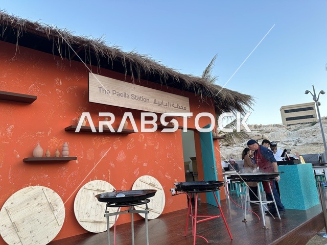 مطعم بطابع اسباني في فعالية شارع أسبانيا في مركز الملك عبدالعزيز الثقافي العالمي "إثراء" بمدينة الظهران في المنطقة الشرقية، المملكة العربية السعودية، يوم 11 من أكتوبر 2025، تجربة ثقافية وترفيهية ، رقصات فلامنكو وفعاليات تفاعلية، أنشطة مناسبة العائلات والأطفال، أجواء احتفالية نابضة بالحياة.