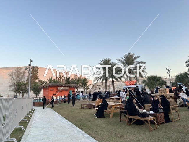 مطعم بطابع اسباني في فعالية شارع أسبانيا في مركز الملك عبدالعزيز الثقافي العالمي "إثراء" بمدينة الظهران في المنطقة الشرقية، المملكة العربية السعودية، يوم 11 من أكتوبر 2025، تجربة ثقافية وترفيهية ، رقصات فلامنكو وفعاليات تفاعلية، أنشطة مناسبة العائلات والأطفال، أجواء احتفالية نابضة بالحياة.