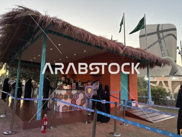 مطعم بطابع اسباني في فعالية شارع أسبانيا في مركز الملك عبدالعزيز الثقافي العالمي "إثراء" بمدينة الظهران في المنطقة الشرقية، المملكة العربية السعودية، يوم 11 من أكتوبر 2025، تجربة ثقافية وترفيهية ، رقصات فلامنكو وفعاليات تفاعلية، أنشطة مناسبة العائلات والأطفال، أجواء احتفالية نابضة بالحياة.