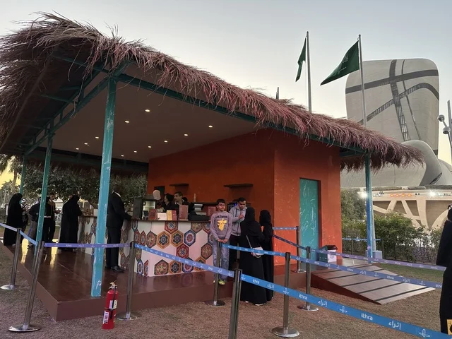 مطعم بطابع اسباني في فعالية شارع أسبانيا في مركز الملك عبدالعزيز الثقافي العالمي "إثراء" بمدينة الظهران في المنطقة الشرقية، المملكة العربية السعودية، يوم 11 من أكتوبر 2025، تجربة ثقافية وترفيهية ، رقصات فلامنكو وفعاليات تفاعلية، أنشطة مناسبة العائلات والأطفال، أجواء احتفالية نابضة بالحياة.