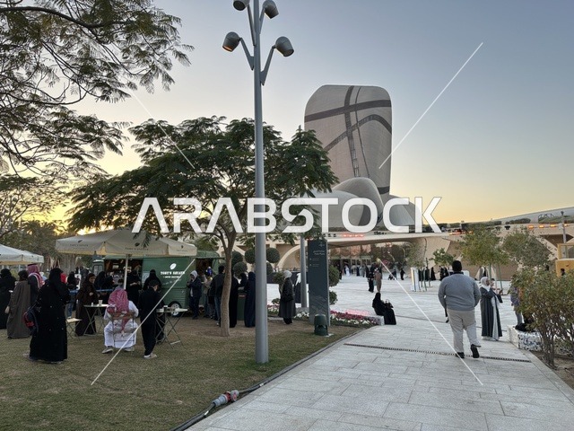 الساحة الخارجية لمركز الملك عبدالعزيز الثقافي العالمي ،  فعالية شارع أسبانيا فى مركز "إثراء" بمدينة الظهران في المنطقة الشرقية، المملكة العربية السعودية، يوم 11 من أكتوبر 2025، تجربة ثقافية وترفيهية ، رقصات فلامنكو وفعاليات تفاعلية، أنشطة مناسبة العائلات والأطفال،  مطاعم ومقاهي بطابع اسباني،أجواء احتفالية نابضة بالحياة.