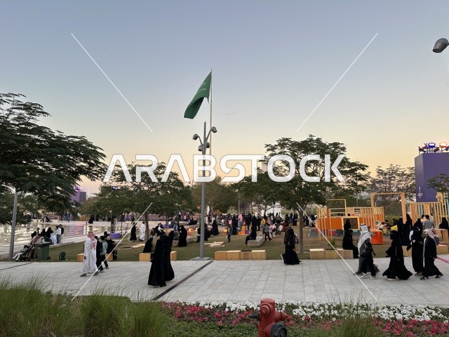 الساحة الخارجية لمركز الملك عبدالعزيز الثقافي العالمي ،  فعالية شارع أسبانيا فى مركز "إثراء" بمدينة الظهران في المنطقة الشرقية، المملكة العربية السعودية، يوم 11 من أكتوبر 2025، تجربة ثقافية وترفيهية ، رقصات فلامنكو وفعاليات تفاعلية، أنشطة مناسبة العائلات والأطفال،  مطاعم ومقاهي بطابع اسباني،أجواء احتفالية نابضة بالحياة.