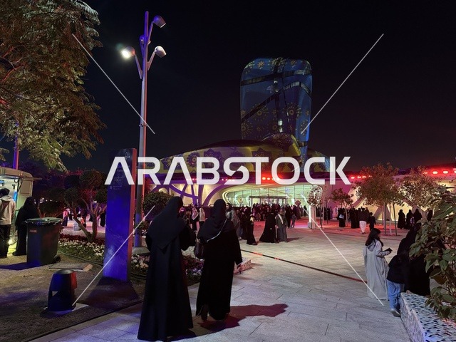 الساحة الخارجية لمركز الملك عبدالعزيز الثقافي العالمي ،  فعالية شارع أسبانيا فى مركز "إثراء" بمدينة الظهران في المنطقة الشرقية، المملكة العربية السعودية، يوم 11 من أكتوبر 2025، تجربة ثقافية وترفيهية ، رقصات فلامنكو وفعاليات تفاعلية، أنشطة مناسبة العائلات والأطفال،  مطاعم ومقاهي بطابع اسباني،أجواء احتفالية نابضة بالحياة.