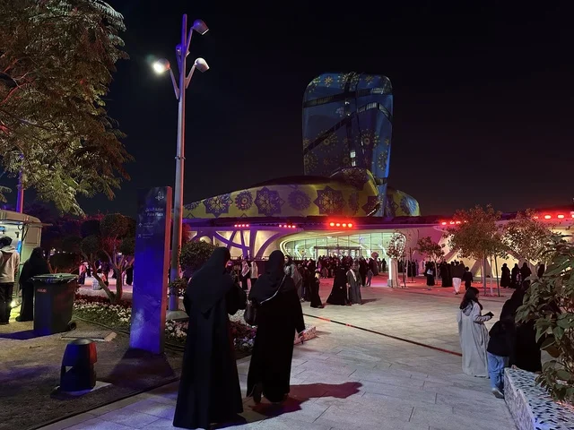 الساحة الخارجية لمركز الملك عبدالعزيز الثقافي العالمي ،  فعالية شارع أسبانيا فى مركز "إثراء" بمدينة الظهران في المنطقة الشرقية، المملكة العربية السعودية، يوم 11 من أكتوبر 2025، تجربة ثقافية وترفيهية ، رقصات فلامنكو وفعاليات تفاعلية، أنشطة مناسبة العائلات والأطفال،  مطاعم ومقاهي بطابع اسباني،أجواء احتفالية نابضة بالحياة.