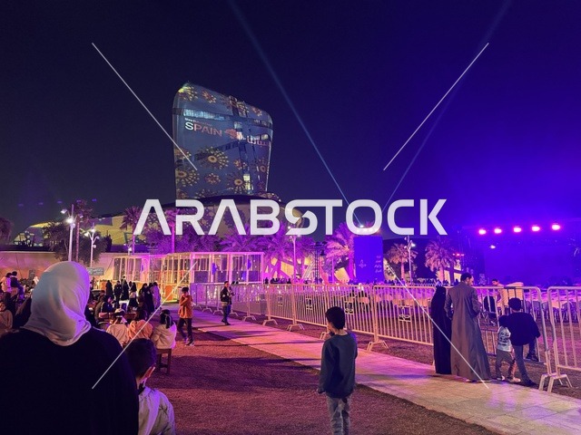 الساحة الخارجية لمركز الملك عبدالعزيز الثقافي العالمي ،  فعالية شارع أسبانيا فى مركز "إثراء" بمدينة الظهران في المنطقة الشرقية، المملكة العربية السعودية، يوم 11 من أكتوبر 2025، تجربة ثقافية وترفيهية ، رقصات فلامنكو وفعاليات تفاعلية، أنشطة مناسبة العائلات والأطفال،  مطاعم ومقاهي بطابع اسباني،أجواء احتفالية نابضة بالحياة.
