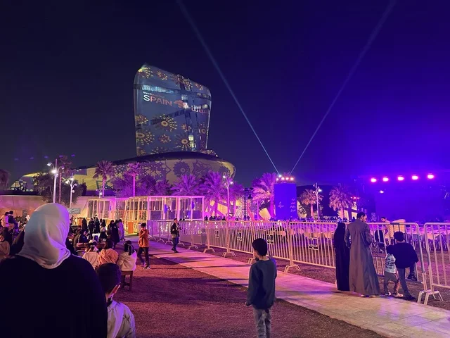 الساحة الخارجية لمركز الملك عبدالعزيز الثقافي العالمي ،  فعالية شارع أسبانيا فى مركز "إثراء" بمدينة الظهران في المنطقة الشرقية، المملكة العربية السعودية، يوم 11 من أكتوبر 2025، تجربة ثقافية وترفيهية ، رقصات فلامنكو وفعاليات تفاعلية، أنشطة مناسبة العائلات والأطفال،  مطاعم ومقاهي بطابع اسباني،أجواء احتفالية نابضة بالحياة.