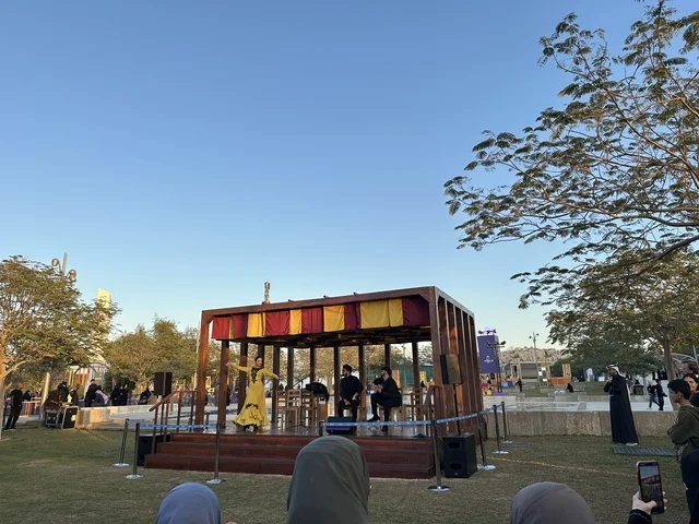 عرض موسيقي ورقص شعبي في فعالية شارع أسبانيا في مركز الملك عبدالعزيز الثقافي العالمي "إثراء" بمدينة الظهران في المنطقة الشرقية، المملكة العربية السعودية، يوم 11 من أكتوبر 2025، تجربة ثقافية وترفيهية ، رقصات فلامنكو وفعاليات تفاعلية، مطاعم ومقاهي بطابع اسباني، أنشطة مناسبة العائلات والأطفال، أجواء احتفالية نابضة بالحياة.