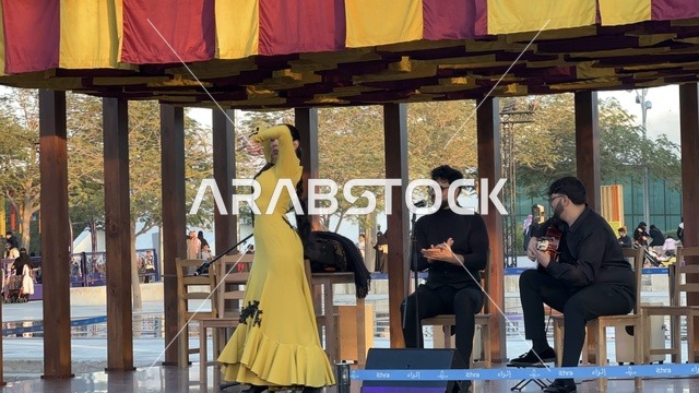 عرض موسيقي ورقص شعبي في فعالية شارع أسبانيا في مركز الملك عبدالعزيز الثقافي العالمي "إثراء" بمدينة الظهران في المنطقة الشرقية، المملكة العربية السعودية، يوم 11 من أكتوبر 2025، تجربة ثقافية وترفيهية ، رقصات فلامنكو وفعاليات تفاعلية، مطاعم ومقاهي بطابع اسباني، أنشطة مناسبة العائلات والأطفال، أجواء احتفالية نابضة بالحياة.