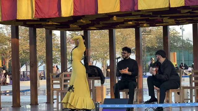 عرض موسيقي ورقص شعبي في فعالية شارع أسبانيا في مركز الملك عبدالعزيز الثقافي العالمي "إثراء" بمدينة الظهران في المنطقة الشرقية، المملكة العربية السعودية، يوم 11 من أكتوبر 2025، تجربة ثقافية وترفيهية ، رقصات فلامنكو وفعاليات تفاعلية، مطاعم ومقاهي بطابع اسباني، أنشطة مناسبة العائلات والأطفال، أجواء احتفالية نابضة بالحياة.