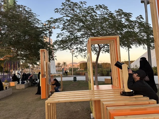 أنشطة تفاعلية للعائلات والأطفال  في فعالية شارع أسبانيا في  مركز الملك عبدالعزيز الثقافي العالمي "إثراء" بمدينة الظهران في المنطقة الشرقية، المملكة العربية السعودية، يوم 11 من أكتوبر 2025، تجربة ثقافية وترفيهية ، عروض موسيقية وفنية حية، رقصات فلامنكو ،  مطاعم ومقاهي بطابع اسباني، أجواء احتفالية نابضة بالحياة.