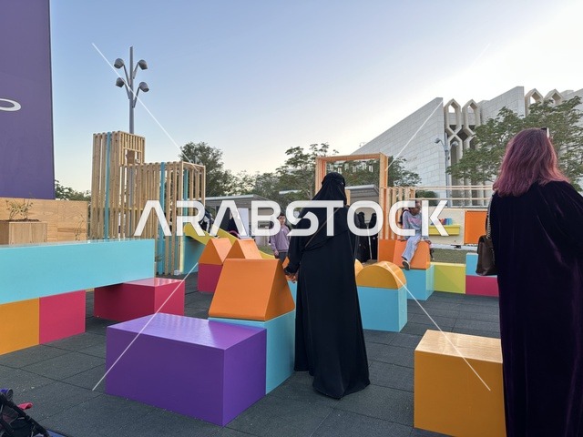 أنشطة تفاعلية للعائلات والأطفال  في فعالية شارع أسبانيا في  مركز الملك عبدالعزيز الثقافي العالمي "إثراء" بمدينة الظهران في المنطقة الشرقية، المملكة العربية السعودية، يوم 11 من أكتوبر 2025، تجربة ثقافية وترفيهية ، عروض موسيقية وفنية حية، رقصات فلامنكو ،  مطاعم ومقاهي بطابع اسباني، أجواء احتفالية نابضة بالحياة.